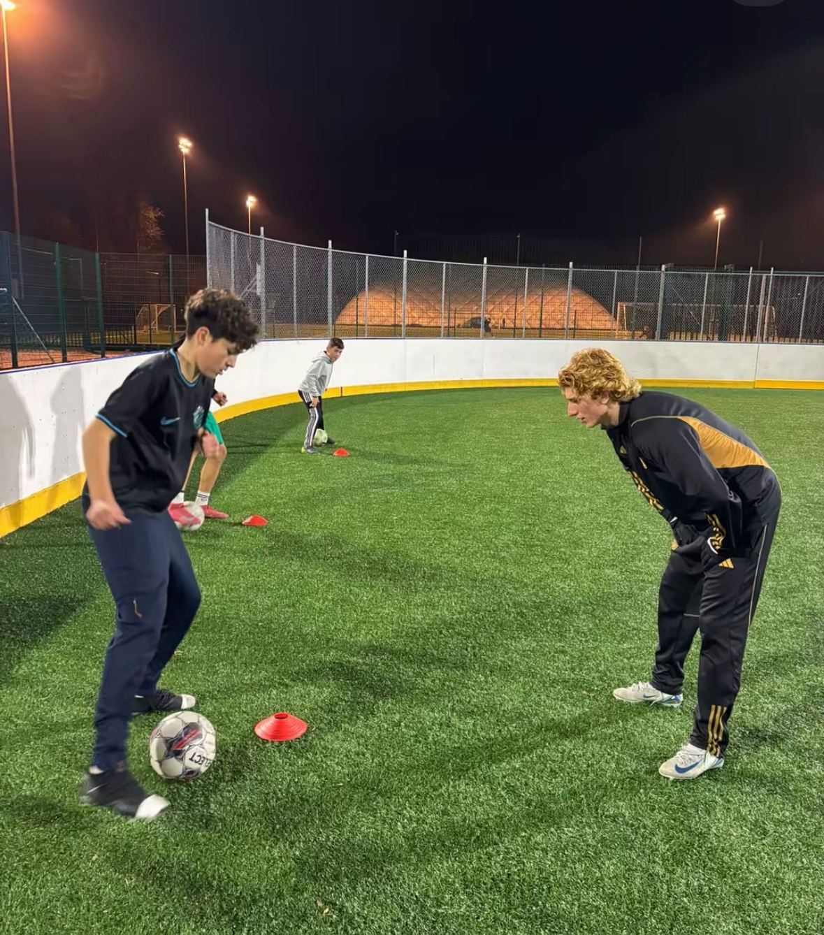 Iltatreeni TrainingWith93-valmennuksessa aidatulla tekonurmella